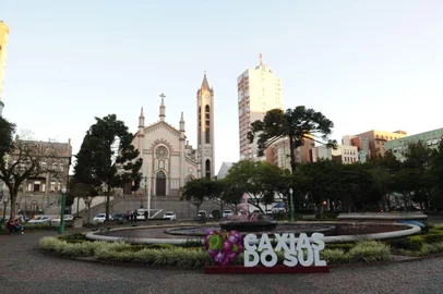  CAXIAS DO SUL, RS, BRASIL (21/06/2020) Nas comemoração dos 130 de Caxias, a praça Dante Alighieri ganhou um letreiro turístico. O chafariz ganhou na cor de uva e 3 mil balões, também fizeram parte da festa. Além disso quatro atletas maratonistas percorreram diferentes percusos somando 130km, número alusivo à comemoração. (Antonio Valiente/Agência RBS)<!-- NICAID(14527569) -->