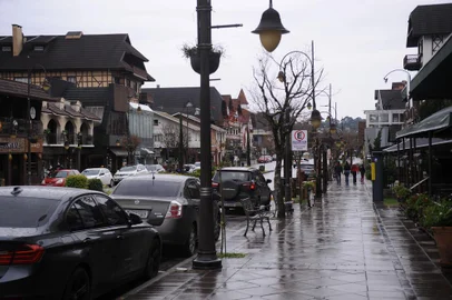  GRAMADO, RS, BRASIL, 16/07/2020 - A cidade de Gramado está deserta, se comparar com o movimento de turistas que teria sem a pandemia de coronavírus. Comércio fechado e a tradicional Rua Coberta vazia é um cenário incomum. (Marcelo Casagrande/Agência RBS)<!-- NICAID(14546850) -->
