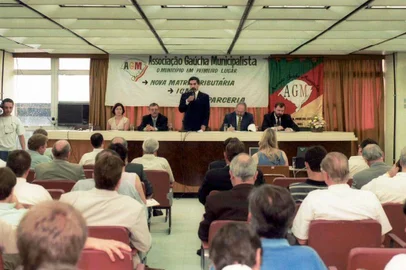Reunião dos municípios ligados a AGA e o Governador Olívio Dutra (em pé) em reunião na Associação Gaúcha Municipalista, sobre a matriz tributária.Reuniao sobre nova matriz tributaria com prefeitos da assoc. gaucha municipalista e gov. do estado eo secretario da fazenda arno agustinfoto : AGM#PÁGINA: 6FD#EDIÇÃO: 2ª Fonte: Divulgação Fotógrafo: Não se Aplica<!-- NICAID(680033) -->