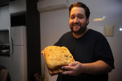  CAXIAS DO SUL, RS, BRASIL, 08/07/2020 - Case Patrick Mezzomo para pauta do Almanaque sobre os ¿chefs¿ da quarentena. Ele é advogado e começou a fazer pão durante isolamento. Ele preparou focaccia (tipo de pão italiano). (Marcelo Casagrande/Agência RBS)<!-- NICAID(14540830) -->
