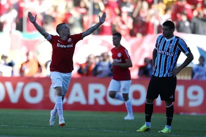  CAXIAS DO SUL , RS , BRASIL , 13-04-2014 - Gre-Nal 401 - Campeonato Gaúcho, segundo jogo da final no estádio Centenário, em Caxias. Foto :JEFFERSON BOTEGA/ Agencia RBS )Jogador DAlessandro abre o placar Inter 1 x 0 Grêmio