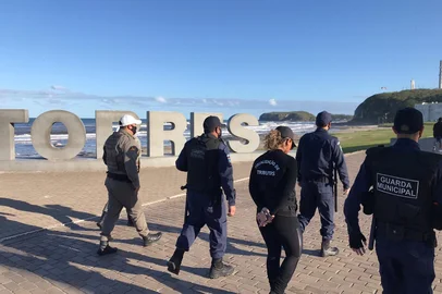 Operação contra aglomeração na beira da praia de Torres