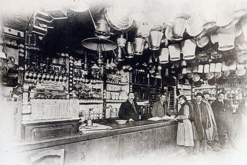 A Casa Comercial de Abramo Eberle em 1918, quando o empresário (ao centro) fez a doação de 100 mil réis para auxiliar a população pobre durante a Gripe Espanhola de 1918.<!-- NICAID(14547537) -->