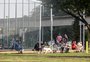 Com lockdown à espreita, porto-alegrenses curtem tarde de sol e calor em praça próxima à Usina do Gasômetro
