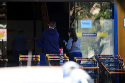  CAXIAS DO SUL, RS, BRASIL, 18/07/2020. Blitz do Pioneiro em mercados dos bairros caxienses. Com a região em bandeira vermelha, os estabelecimentos precisam controlar melhor o acesso, o distanciamento e a higienização dos fregueses. Na foto, sacolão do Rizzo. (Porthus Junior/Agência RBS)<!-- NICAID(14548268) -->
