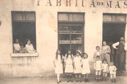 Foto da Fábrica de Massas e Confeitaria da Família Pasetti, tirada no ano de 1917. Localizada na Av. Julio de Castilhos, hoje Ed. Adelaide (Bar 13). Da direita para esquerda: Victorio Pasetti e Adelaide Pasetti  (pais), Humberto (Neni), Ivo, Italo, Adelina, Angelina (Brandt), Alice (Murattori), Clelia (Pezzi), Caetana (Nina,Marcucci), Vicente (sobrinho) e Maria (Rossi). Fotógrafo: A. CarraroFoto de Beatriz Adelaide Brandt Rosa (Filha de Angelina)<!-- NICAID(11772438) -->