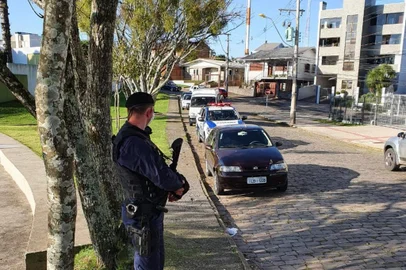 A Guarda Municipal e a Fiscalização de Trânsito, com auxílio do Exército, orientaram mais de 1.600 pessoas neste domingo (19/07) para não permanecerem em praças e parques da cidade, fechadas pelo Decreto nº 21.054, para evitar aglomerações devido à transmissão do coronavírus.A Operação Dispersão foi realizada em diversos pontos da cidade como Parque da Lagoa e campo de futebol do Desvio Rizzo, Parque dos Macaquinhos, praça do Parque Oásis, praça do Loteamento Treviso e Jardim Botânico. O Jardim Botânico tem o portão fechado, mas as pessoas entraram mesmo assim, por uma abertura na tela.Nos locais, os guardas municipais chamavam atenção com as sirenes das viaturas e solicitavam que as pessoas voltassem para casa pelo megafone.Trabalharam na ação deste domingo 28 agentes de segurança, em duas equipes, com oito viaturas.<!-- NICAID(14548713) -->