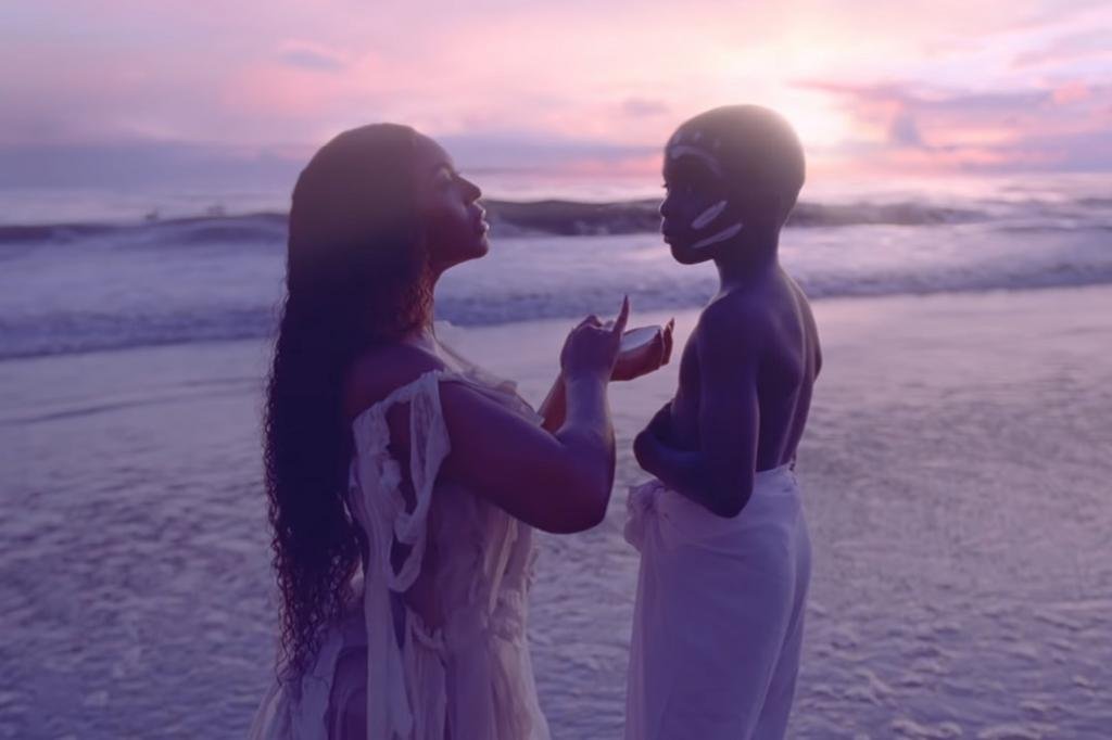 Beyoncé lança álbum visual 
