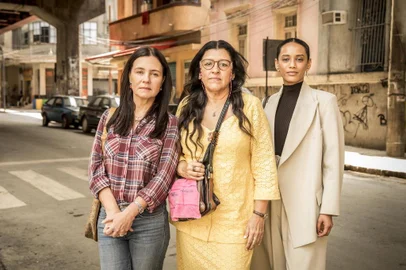 amor de mãe, Vitoria (Taís Araujo), Lurdes (Regina Casé) e Thelma (Adriana Esteves)