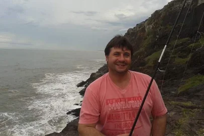 "Ele sempre fazia as pessoas sorrirem", conta sobrinha de caxiense que morreu em acidente na Rota do Sol em São Franscisco de Paula. Elias Basso, 44 anos, é descrito por familiares e amigos como um homem alegre, gentil, que não poupava esforços para fazer o bem pela comunidade em que vivia e por todos que o conheciam. Ele morreu na última sexta-feira (17) em um acidente entre o carro em que estava e uma carreta no Km 189 da RSC-453, a Rota do Sol. O trecho fica em São Francisco de Paula. A esposa dele Tatiane Alves da Conceição Basso, 38, dirigia o carro. O filho do casal Felipe Elias Basso, 13, também estava no carro. Eles tiveram ferimentos, mas segundo a família já estão se recuperando em casa.<!-- NICAID(14549015) -->