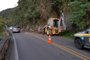 Km 189 da BR 116 entre Nova Petrópolis e Picada Café.  Trânsito em meia pista. Um motociclista que transitava pelo local colidiu contra a barreira sofreu lesões e foi socorrido.<!-- NICAID(14549627) -->