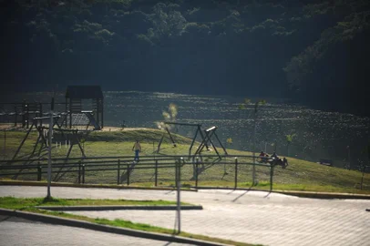  CAXIAS DO SUL, RS, BRASIL, 18/07/2020. CAXIAS DO SUL, RS, BRASIL, 18/07/2020. Blitz do Pioneiro nos parques da cidade. Com a região em bandeira vermelha, muitas pessoas não estão respeitando a proibição de frequentar parques nos finais de semana. Na foto, pessoas dentro do Parque das Araucárias. (Porthus Junior/Agência RBS)<!-- NICAID(14548288) -->
