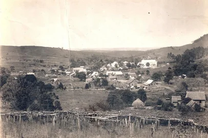 A bucólica Paraí em meados da década de 1940, quando a população bateu a e fez até promessa para conter a fúria dos gafanhotos. Nuvem de gafanhotos emParaí em 1947<!-- NICAID(14552040) -->