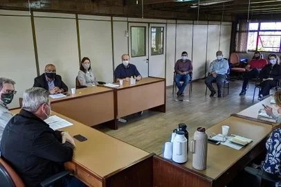 Comissão de Educação, Ciência, Tecnologia e Inovação, Cultura, Desporto, Lazer e Turismo (CECTICDLT) recebeu o Vice-Prefeito, Elói Frizzo, a Secretária Municipal da Educação, Flávia Vergani, e a Chefe de Gabinete, Grégora Fortuna, para a apresentação do projeto de lei que dispõe sobre o pagamento de um auxílio emergencial às Escolas de Educação Infantil (EEI) conveniadas.<!-- NICAID(14551539) -->