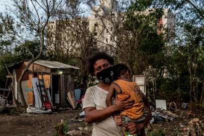  PORTO ALEGRE, RS, BRASIL - 20/07/2020O Brasil é um país desigual e a pandemia do novo coronavírus evidencia e agrava essa desigualdade. Tendo isso em vista, um coletivo de mulheres da Vila das Laranjeiras, no Morro Santana, criou o Fundo de Amparo ao Combate à Fome para Mulheres em Porto Alegre para mulheres em situação de vulnerabilidade afetadas pelo Coronavírus (covid-19). Na foto, Bianca Feijó Oliveira, 21 anos<!-- NICAID(14549616) -->