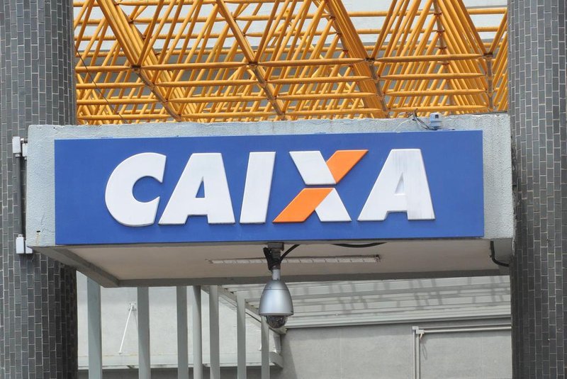  CAXIAS DO SUL, RS, BRASIL (14/10/2013) Fimde Greve dos Bancários. Após greve, reportagem verifica fila defronte a Caixa Econômica Federal, agência centro.<!-- NICAID(9865218) -->