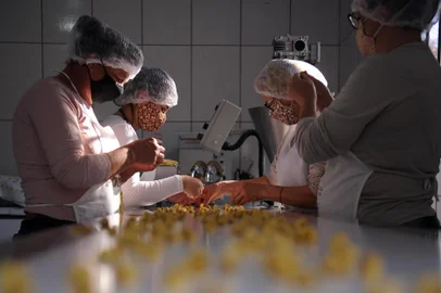 BENTO GONÇALVES, RS, BRASIL, 20/07/2020 - Bento é a cidade gaúcha com maior número de agroindústrias. NA FOTO: Agroindústria Regina: Marcia Regina Moroni Comparin (a mãe) e Kariele Comparin. (Marcelo Casagrande/Agência RBS)<!-- NICAID(14550343) -->