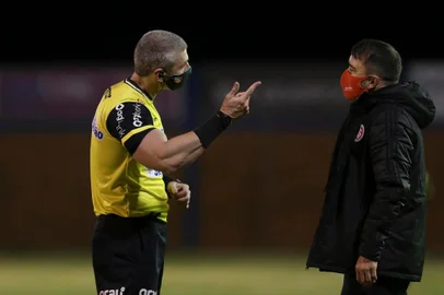 Inter enfrenta o Esportivo, no Estádio Montanha dos Vinhedos, em Bento Gonçalves, pela quinta rodada do segundo turno do Gauchão. Anderson Daronco e Eduardo Coudet<!-- NICAID(14553594) -->