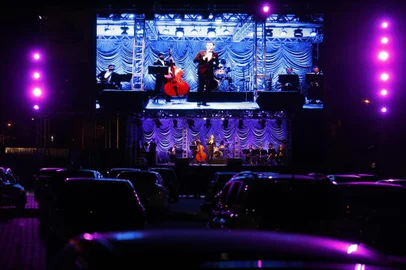 PORTO ALEGRE: Gustavo Bing apresenta tributo a Frank Sinatra no Drive-in Air Festival<!-- NICAID(14553654) -->