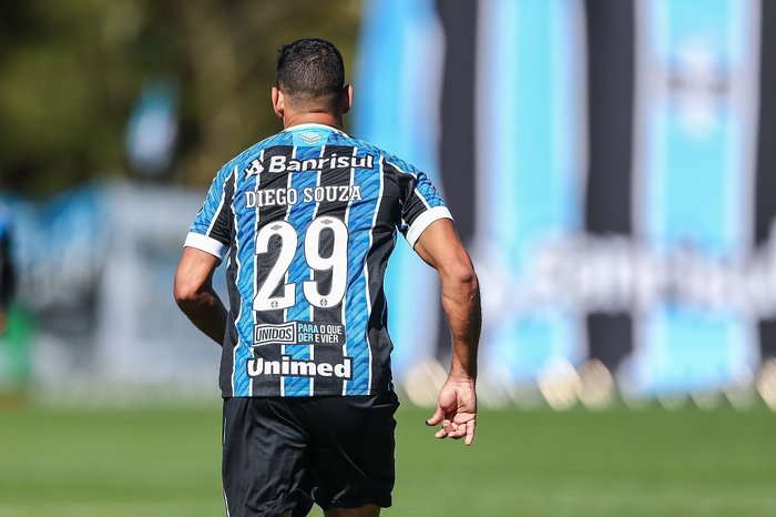 Diego Souza revela atuar com hérnia inguinal no Grêmio e diz que