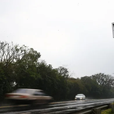  VIAMÃO, RS, BRASIL, 27-07-2020: Novos pardais que começarão a funcionar nas rodovias gaúchas. Nas fotos, dois equipamentos novos que estão no quilômetro 14, da rodovia RS-040 em Viamão (FOTO FÉLIX ZUCCO/AGÊNCIA RBS, Editoria de Notícias).<!-- NICAID(14554209) -->