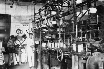 Trabalhadores na usina localizada junto ao rio Piaí, em 1913<!-- NICAID(14555140) -->
