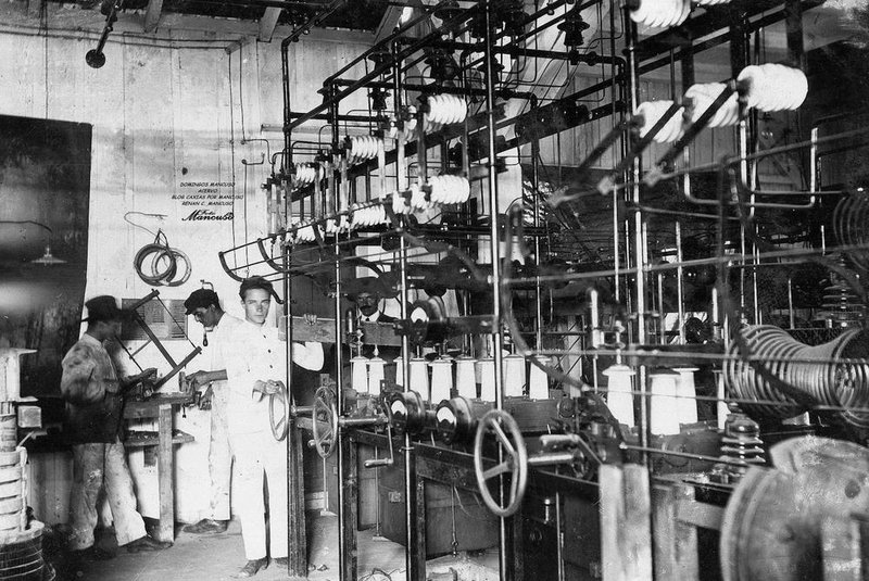  Trabalhadores na usina localizada junto ao rio Piaí, em 1913<!-- NICAID(14555140) -->