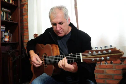  CAXIAS DO SUL, RS, BRASIL, 25/04/2017. Em sua casa em Ana Rech, o violonista caxiense Valdir Verona fala sobre o lançamento do álbum O Violeiro e o Poeta, em parceria com o poeta Juarez Machado de Farias. (Diogo Sallaberry/Agência RBS)