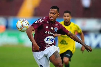 CAXIAS DO SUL, RS, BRASIL, 16/02/2020. SER Caxias x Ypiraga, jogo válido pela semifinal Taça Cel. Ewaldo Poeta, primeiro turno do Campeonato Gaúcho 2020 (Gauchão 2020), realizado no estádio Centenário. Atacante Da Silva (E). (Porthus Junior/Agência RBS)<!-- NICAID(14421089) -->