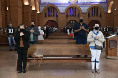 Após mais de quatro meses sem a presença dos devotos, o Santuário Nacional de Aparecida celebrou, no início da manhã desta terça-feira (28) pela primeira vez a Santa Missa com a presença do público.Foto: Thiago Leon/Santuário Nacional de Aparecida/Divulgação<!-- NICAID(14555609) -->