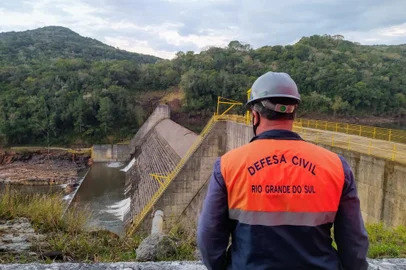 Moradores são retirados de duas casas que ficam nas margens do Rio das Antas devido infiltração em barragem da Serra<!-- NICAID(14556634) -->