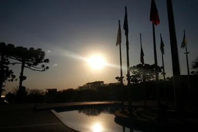 Tarde de calor em domingo de inverno, em pleno agosto, na Cidade Universitária, na UCS, em Caxias do Sul.<!-- NICAID(10773441) -->