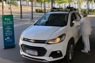 Teste para coronavírus no estacionamento do Shopping Total<!-- NICAID(14557623) -->