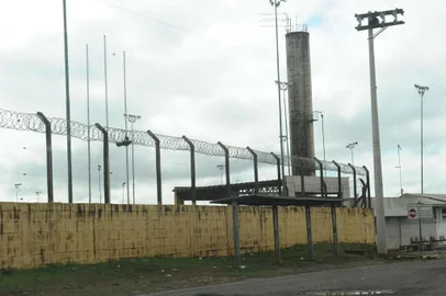  CAXIAS DO SUL, RS, BRASIL (06/07/2020)Acolhida pelos policiais militares, a cachorrinha Mel localizou um pacote de drogas que foi jogado para dentro da Penitenciária Estadual de Caxias do Sul, no Distrito do Apanhador. (Antonio Valiente/Agência RBS)<!-- NICAID(14538985) -->