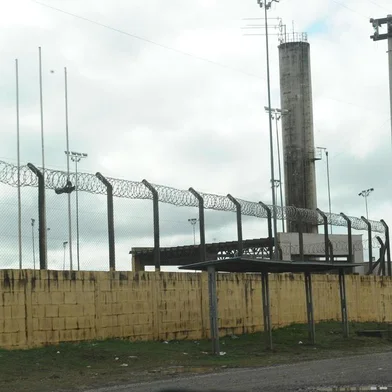  CAXIAS DO SUL, RS, BRASIL (06/07/2020)Acolhida pelos policiais militares, a cachorrinha Mel localizou um pacote de drogas que foi jogado para dentro da Penitenciária Estadual de Caxias do Sul, no Distrito do Apanhador. (Antonio Valiente/Agência RBS)<!-- NICAID(14538985) -->