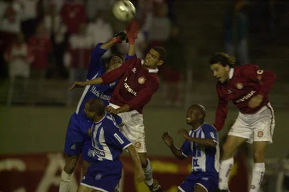 #Máquina: D1-5021742Fabiano Costa  pula com o goleirto Nivaldo, Amelli no vazio<!-- NICAID(868972) -->