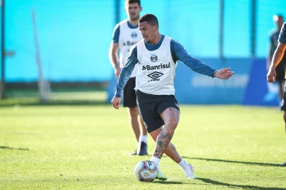 Treino Gremio RS - FUTEBOL/TREINO GREMIO  - ESPORTES - Jogadores do Gremio realizam treino durante a tarde desta sexta-feira, na preparaÃ§Ã£o para o Campeonato Gaucho 2020. FOTO: LUCAS UEBEL/GREMIO FBPAEditoria: SPOIndexador: Lucas UebelSecao: futebolFonte: Gremio.netFotógrafo: Treino Gremio <!-- NICAID(14558370) -->