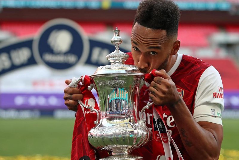  Arsenals Gabonese striker Pierre-Emerick Aubameyang kisses the winners trophy as the team celebrates victory after the English FA Cup final football match between Arsenal and Chelsea at Wembley Stadium in London, on August 1, 2020. - Arsenal won the match 2-1. (Photo by Adam Davy / POOL / AFP) / NOT FOR MARKETING OR ADVERTISING USE / RESTRICTED TO EDITORIAL USEEditoria: SPOLocal: LondonIndexador: ADAM DAVYSecao: soccerFonte: POOLFotógrafo: STR<!-- NICAID(14558627) -->