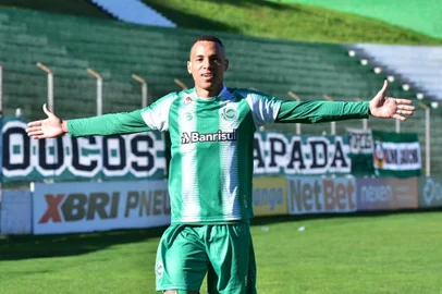 Juventude encara o Esportivo no Estádio Alfredo Jaconi. Na foto, atacante Breno.<!-- NICAID(14556037) -->