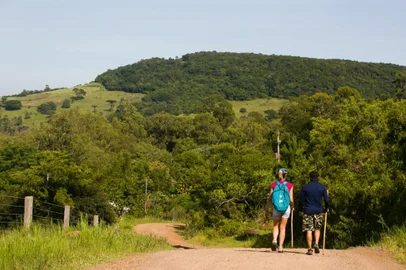 SANTO ANTÔNIO DA PATRULHA, RS, BRASIL, 30-01-2019. Charlene Pires e Armando de Oliveira dos Santos. Caminho gaúcho de Santiago. Grupo percorre trjaeto de 19 km. (FOTO ANDRÉA GRAIZ/AGÊNCIA RBS).Indexador: Anderson Fetter<!-- NICAID(13936903) -->