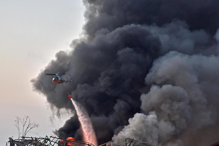 Bombeiros usaram helicóptero para tentar controlar o fogo