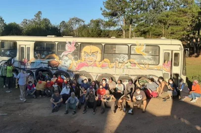 Grafiteiro Andrigo Martins trabalha a autoestima através da arte com iniciativas como a realizada com trabalhadores da Associação de Recicladores Belo Horizonte, em Caxias<!-- NICAID(14560039) -->