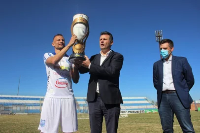 Esportivo recebe taça do título do interior<!-- NICAID(14560325) -->