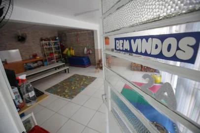  PORTO ALEGRE, RS, BRASIL - 2020.05.28 - Escolas se preparam para volta às aulas fazendo modificações nos espaços internos. Maior espaçamento e menos alunos dentro de cada sala é uma das mudanças. Na foto: Na Escola Infantil Cultivar adaptou espaços como recepção e refeitório em novas salas de aula, para ter menos alunos em cada ambiente (Foto: ANDRÉ ÁVILA/ Agência RBS)Indexador: Andre Avila<!-- NICAID(14510123) -->