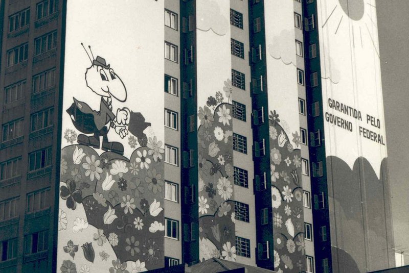 Edifício Caixa de Fósforo, com a clássica propaganda da caderneta de poupança fin-hab, com a formiguinha, nos anos 1970 e 1980.<!-- NICAID(10856574) -->
