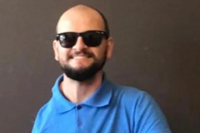 Jovem de Feliz que teve braço amputado depois de enfrentar câncer precisa de ajuda para colocar prótese. Eu só quero andar de bicicleta, cortar o abacaxi, abrir o pote de açaí. Eu só quero pilotar a caranga, descer a cachoeira, subir num pé de pitanga. Eu só quero fazer música, abraçar vivendo o agora, e sair por aí cantando, como um pássaro aquarela. Também quero agradecer a esse universo que me faz crescer, sem esquecer do ontem, mas vibrando no hoje de cada amanhecer. O poema escrito pelo designer Valteno Henrique Brunetto, 28 anos, enquanto estava internado no Hospital Moinhos de Vento, em Porto Alegre, expressa o sentimento e a busca do jovem por um recomeço. Aos 24 anos, em 2016, ele foi diagnosticado com um câncer raro e agressivo. Encarou a doença de frente, mas em 2019, ele teve o braço, o ombro, a clavícula e a escápula do lado direito amputados. <!-- NICAID(14561951) -->