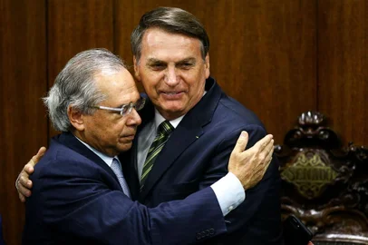 O ministro da Economia, Paulo Guedes, e o presidente Jair Bolsonaro, durante entrega do Plano mais Brasil ¿ Transformação do Estado ao presidente do Congresso Nacional, Davi Alcolumbre. Foto: Marcelo Camargo/Agência Brasil <!-- NICAID(14315009) -->