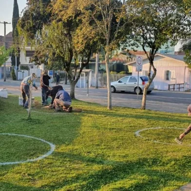 Praça de Bento Gonçalves recebe demarcação para manter o distanciamento controlado<!-- NICAID(14562892) -->