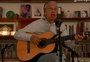 Caetano Veloso comemora aniversário em live com tom político
