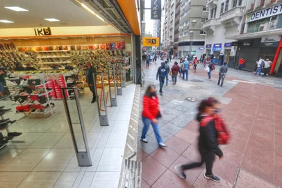 Justiça manda Porto Alegre restringir comércio para se adequar ao modelo de bandeiras<!-- NICAID(14563775) -->